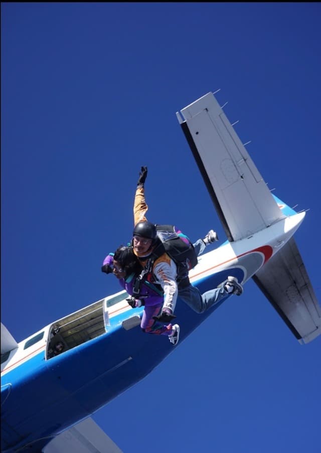 Tandem pair leaving the aircraft
