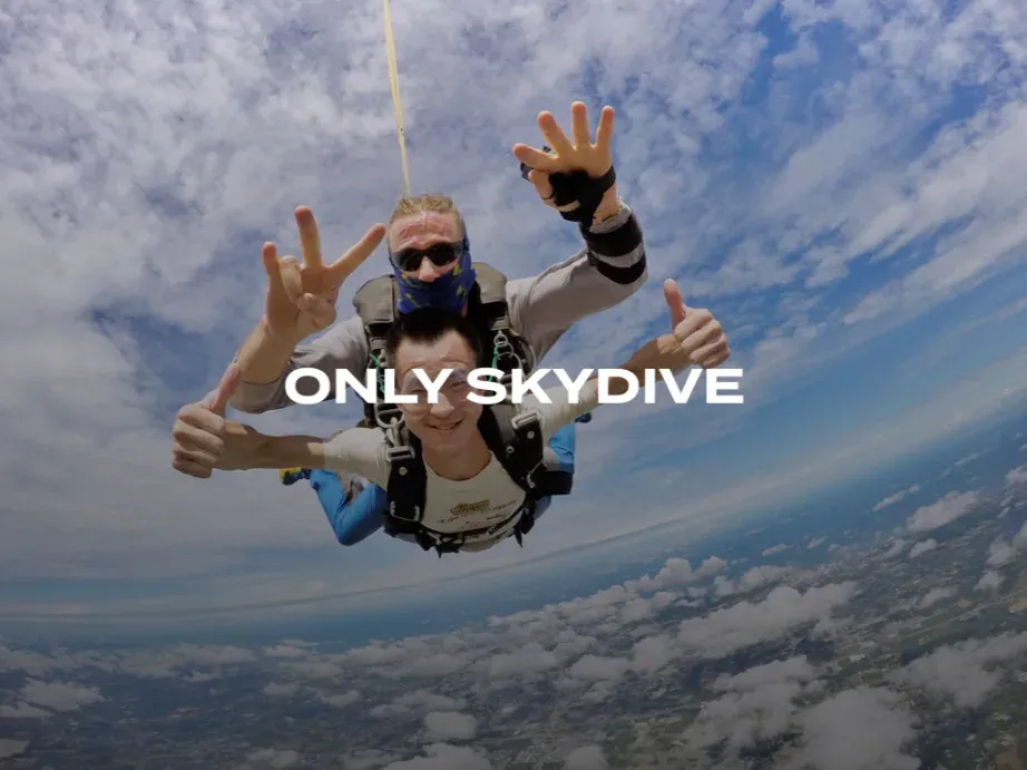 Eco tandem jump, instructor and passenger in freefall